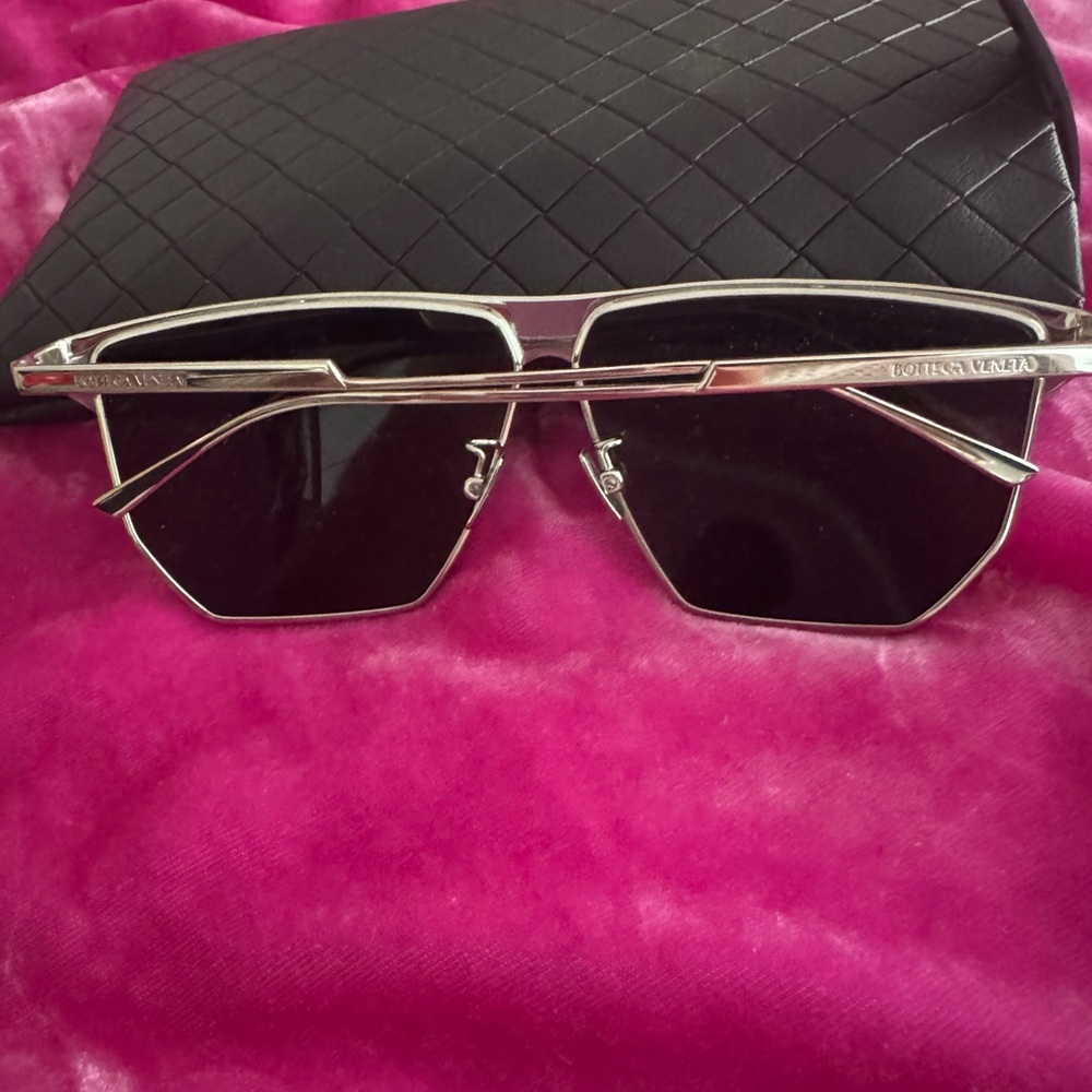 Bottega Veneta Eyewear Angular Aviator Sunglasses View 5